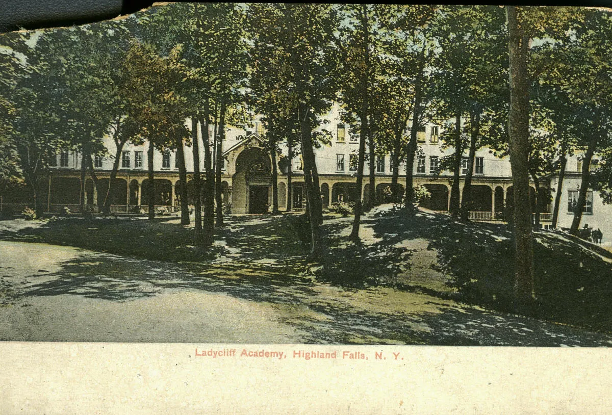 Vintage postcard: Ladycliff Academy grounds